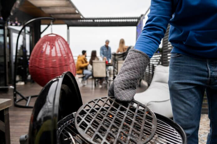 Bbq grill rooster poetsen